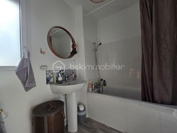 * EXCLUSIVITE BSK IMMOBILIER par Morgan LUDOVIC & Tino BLOUDEAU *

À Montlouis-sur-Loire, profitez d’un emplacement particulièrement recherché permettant un quotidien pratique :
•⁠  ⁠Boulangerie, commerces et zone commerciale à environ 5 min à pied
•⁠  ⁠Écoles, et gare de Montlouis à environ 5 min en voiture
•⁠  ⁠Tours centre à environ 15 min

Nichée au fond d’une impasse, cette charmante maison en copropriété horizontale construite en 2019 offre un cadre de vie moderne, fonctionnel et agréable.

Dès l’entrée, vous découvrez un bel espace de vie lumineux avec salon/séjour et cuisine ouverte aménagée et équipée.
Le véritable coup de cœur du bien réside dans sa parfaite ouverture vers l’extérieur : la terrasse et le jardin deviennent une vraie prolongation naturelle de la pièce de vie, idéale pour profiter pleinement des beaux jours.

Le jardin arboré d’environ 75 m², entièrement clôturé et sans vis-à-vis, permet de profiter pleinement des beaux jours grâce à un extérieur intime et facile à entretenir. Un cabanon complète l’ensemble.

À l’étage :
•⁠  ⁠2 chambres avec rangements
•⁠  ⁠Salle de bain fonctionnelle
•⁠  ⁠Agencement optimisé et confortable

Les + du bien :
•⁠  ⁠Construction récente de 2019
•⁠  ⁠Très faible consommation énergétique
•⁠  ⁠Bonne isolation
•⁠  ⁠Faibles charges de copropriété
•⁠  ⁠1 place de parking privative

Un bien rare sur le secteur, idéal pour un premier achat, un jeune couple ou un investissement serein.

Contactez-nous rapidement pour organiser une visite.