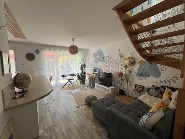 * EXCLUSIVITE BSK IMMOBILIER par Morgan LUDOVIC & Tino BLOUDEAU *

À Montlouis-sur-Loire, profitez d’un emplacement particulièrement recherché permettant un quotidien pratique :
•⁠  ⁠Boulangerie, commerces et zone commerciale à environ 5 min à pied
•⁠  ⁠Écoles, et gare de Montlouis à environ 5 min en voiture
•⁠  ⁠Tours centre à environ 15 min

Nichée au fond d’une impasse, cette charmante maison en copropriété horizontale construite en 2019 offre un cadre de vie moderne, fonctionnel et agréable.

Dès l’entrée, vous découvrez un bel espace de vie lumineux avec salon/séjour et cuisine ouverte aménagée et équipée.
Le véritable coup de cœur du bien réside dans sa parfaite ouverture vers l’extérieur : la terrasse et le jardin deviennent une vraie prolongation naturelle de la pièce de vie, idéale pour profiter pleinement des beaux jours.

Le jardin arboré d’environ 75 m², entièrement clôturé et sans vis-à-vis, permet de profiter pleinement des beaux jours grâce à un extérieur intime et facile à entretenir. Un cabanon complète l’ensemble.

À l’étage :
•⁠  ⁠2 chambres avec rangements
•⁠  ⁠Salle de bain fonctionnelle
•⁠  ⁠Agencement optimisé et confortable

Les + du bien :
•⁠  ⁠Construction récente de 2019
•⁠  ⁠Très faible consommation énergétique
•⁠  ⁠Bonne isolation
•⁠  ⁠Faibles charges de copropriété
•⁠  ⁠1 place de parking privative

Un bien rare sur le secteur, idéal pour un premier achat, un jeune couple ou un investissement serein.

Contactez-nous rapidement pour organiser une visite.