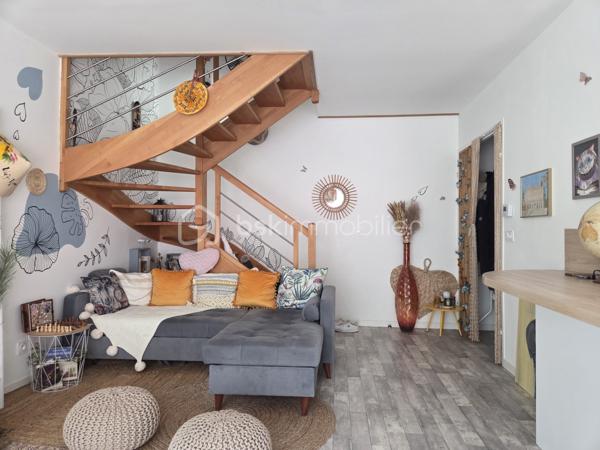 * EXCLUSIVITE BSK IMMOBILIER par Morgan LUDOVIC & Tino BLOUDEAU *

À Montlouis-sur-Loire, profitez d’un emplacement particulièrement recherché permettant un quotidien pratique :
•⁠  ⁠Boulangerie, commerces et zone commerciale à environ 5 min à pied
•⁠  ⁠Écoles, et gare de Montlouis à environ 5 min en voiture
•⁠  ⁠Tours centre à environ 15 min

Nichée au fond d’une impasse, cette charmante maison en copropriété horizontale construite en 2019 offre un cadre de vie moderne, fonctionnel et agréable.

Dès l’entrée, vous découvrez un bel espace de vie lumineux avec salon/séjour et cuisine ouverte aménagée et équipée.
Le véritable coup de cœur du bien réside dans sa parfaite ouverture vers l’extérieur : la terrasse et le jardin deviennent une vraie prolongation naturelle de la pièce de vie, idéale pour profiter pleinement des beaux jours.

Le jardin arboré d’environ 75 m², entièrement clôturé et sans vis-à-vis, permet de profiter pleinement des beaux jours grâce à un extérieur intime et facile à entretenir. Un cabanon complète l’ensemble.

À l’étage :
•⁠  ⁠2 chambres avec rangements
•⁠  ⁠Salle de bain fonctionnelle
•⁠  ⁠Agencement optimisé et confortable

Les + du bien :
•⁠  ⁠Construction récente de 2019
•⁠  ⁠Très faible consommation énergétique
•⁠  ⁠Bonne isolation
•⁠  ⁠Faibles charges de copropriété
•⁠  ⁠1 place de parking privative

Un bien rare sur le secteur, idéal pour un premier achat, un jeune couple ou un investissement serein.

Contactez-nous rapidement pour organiser une visite.