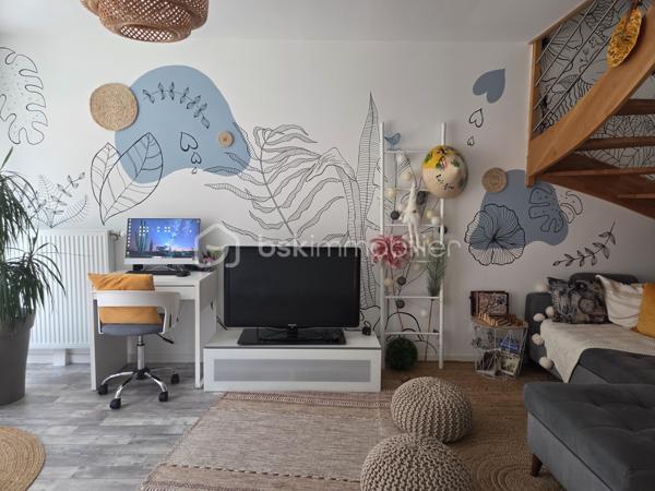 * EXCLUSIVITE BSK IMMOBILIER par Morgan LUDOVIC & Tino BLOUDEAU *

À Montlouis-sur-Loire, profitez d’un emplacement particulièrement recherché permettant un quotidien pratique :
•⁠  ⁠Boulangerie, commerces et zone commerciale à environ 5 min à pied
•⁠  ⁠Écoles, et gare de Montlouis à environ 5 min en voiture
•⁠  ⁠Tours centre à environ 15 min

Nichée au fond d’une impasse, cette charmante maison en copropriété horizontale construite en 2019 offre un cadre de vie moderne, fonctionnel et agréable.

Dès l’entrée, vous découvrez un bel espace de vie lumineux avec salon/séjour et cuisine ouverte aménagée et équipée.
Le véritable coup de cœur du bien réside dans sa parfaite ouverture vers l’extérieur : la terrasse et le jardin deviennent une vraie prolongation naturelle de la pièce de vie, idéale pour profiter pleinement des beaux jours.

Le jardin arboré d’environ 75 m², entièrement clôturé et sans vis-à-vis, permet de profiter pleinement des beaux jours grâce à un extérieur intime et facile à entretenir. Un cabanon complète l’ensemble.

À l’étage :
•⁠  ⁠2 chambres avec rangements
•⁠  ⁠Salle de bain fonctionnelle
•⁠  ⁠Agencement optimisé et confortable

Les + du bien :
•⁠  ⁠Construction récente de 2019
•⁠  ⁠Très faible consommation énergétique
•⁠  ⁠Bonne isolation
•⁠  ⁠Faibles charges de copropriété
•⁠  ⁠1 place de parking privative

Un bien rare sur le secteur, idéal pour un premier achat, un jeune couple ou un investissement serein.

Contactez-nous rapidement pour organiser une visite.