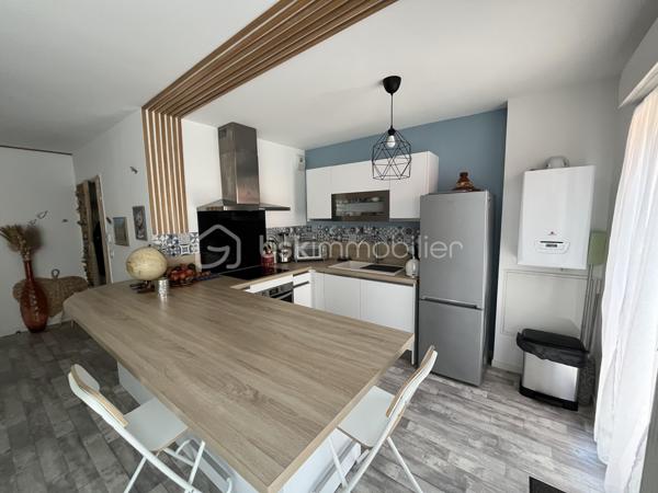 * EXCLUSIVITE BSK IMMOBILIER par Morgan LUDOVIC & Tino BLOUDEAU *

À Montlouis-sur-Loire, profitez d’un emplacement particulièrement recherché permettant un quotidien pratique :
•⁠  ⁠Boulangerie, commerces et zone commerciale à environ 5 min à pied
•⁠  ⁠Écoles, et gare de Montlouis à environ 5 min en voiture
•⁠  ⁠Tours centre à environ 15 min

Nichée au fond d’une impasse, cette charmante maison en copropriété horizontale construite en 2019 offre un cadre de vie moderne, fonctionnel et agréable.

Dès l’entrée, vous découvrez un bel espace de vie lumineux avec salon/séjour et cuisine ouverte aménagée et équipée.
Le véritable coup de cœur du bien réside dans sa parfaite ouverture vers l’extérieur : la terrasse et le jardin deviennent une vraie prolongation naturelle de la pièce de vie, idéale pour profiter pleinement des beaux jours.

Le jardin arboré d’environ 75 m², entièrement clôturé et sans vis-à-vis, permet de profiter pleinement des beaux jours grâce à un extérieur intime et facile à entretenir. Un cabanon complète l’ensemble.

À l’étage :
•⁠  ⁠2 chambres avec rangements
•⁠  ⁠Salle de bain fonctionnelle
•⁠  ⁠Agencement optimisé et confortable

Les + du bien :
•⁠  ⁠Construction récente de 2019
•⁠  ⁠Très faible consommation énergétique
•⁠  ⁠Bonne isolation
•⁠  ⁠Faibles charges de copropriété
•⁠  ⁠1 place de parking privative

Un bien rare sur le secteur, idéal pour un premier achat, un jeune couple ou un investissement serein.

Contactez-nous rapidement pour organiser une visite.