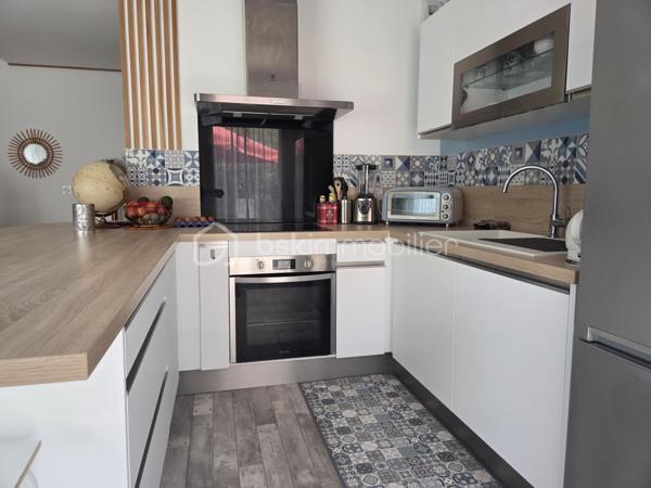 * EXCLUSIVITE BSK IMMOBILIER par Morgan LUDOVIC & Tino BLOUDEAU *

À Montlouis-sur-Loire, profitez d’un emplacement particulièrement recherché permettant un quotidien pratique :
•⁠  ⁠Boulangerie, commerces et zone commerciale à environ 5 min à pied
•⁠  ⁠Écoles, et gare de Montlouis à environ 5 min en voiture
•⁠  ⁠Tours centre à environ 15 min

Nichée au fond d’une impasse, cette charmante maison en copropriété horizontale construite en 2019 offre un cadre de vie moderne, fonctionnel et agréable.

Dès l’entrée, vous découvrez un bel espace de vie lumineux avec salon/séjour et cuisine ouverte aménagée et équipée.
Le véritable coup de cœur du bien réside dans sa parfaite ouverture vers l’extérieur : la terrasse et le jardin deviennent une vraie prolongation naturelle de la pièce de vie, idéale pour profiter pleinement des beaux jours.

Le jardin arboré d’environ 75 m², entièrement clôturé et sans vis-à-vis, permet de profiter pleinement des beaux jours grâce à un extérieur intime et facile à entretenir. Un cabanon complète l’ensemble.

À l’étage :
•⁠  ⁠2 chambres avec rangements
•⁠  ⁠Salle de bain fonctionnelle
•⁠  ⁠Agencement optimisé et confortable

Les + du bien :
•⁠  ⁠Construction récente de 2019
•⁠  ⁠Très faible consommation énergétique
•⁠  ⁠Bonne isolation
•⁠  ⁠Faibles charges de copropriété
•⁠  ⁠1 place de parking privative

Un bien rare sur le secteur, idéal pour un premier achat, un jeune couple ou un investissement serein.

Contactez-nous rapidement pour organiser une visite.