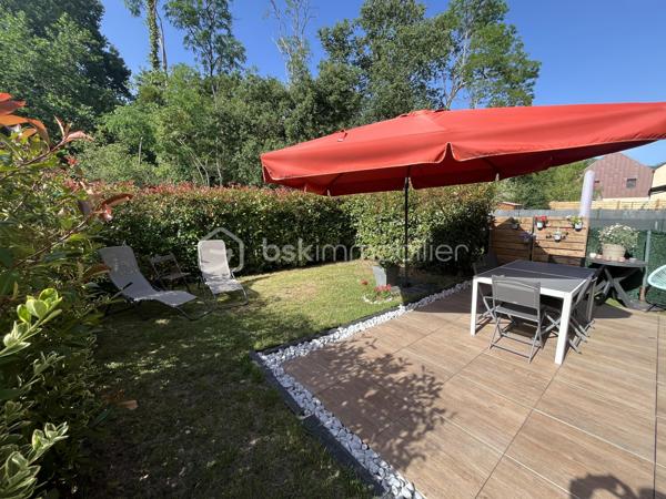 * EXCLUSIVITE BSK IMMOBILIER par Morgan LUDOVIC & Tino BLOUDEAU *

À Montlouis-sur-Loire, profitez d’un emplacement particulièrement recherché permettant un quotidien pratique :
•⁠  ⁠Boulangerie, commerces et zone commerciale à environ 5 min à pied
•⁠  ⁠Écoles, et gare de Montlouis à environ 5 min en voiture
•⁠  ⁠Tours centre à environ 15 min

Nichée au fond d’une impasse, cette charmante maison en copropriété horizontale construite en 2019 offre un cadre de vie moderne, fonctionnel et agréable.

Dès l’entrée, vous découvrez un bel espace de vie lumineux avec salon/séjour et cuisine ouverte aménagée et équipée.
Le véritable coup de cœur du bien réside dans sa parfaite ouverture vers l’extérieur : la terrasse et le jardin deviennent une vraie prolongation naturelle de la pièce de vie, idéale pour profiter pleinement des beaux jours.

Le jardin arboré d’environ 75 m², entièrement clôturé et sans vis-à-vis, permet de profiter pleinement des beaux jours grâce à un extérieur intime et facile à entretenir. Un cabanon complète l’ensemble.

À l’étage :
•⁠  ⁠2 chambres avec rangements
•⁠  ⁠Salle de bain fonctionnelle
•⁠  ⁠Agencement optimisé et confortable

Les + du bien :
•⁠  ⁠Construction récente de 2019
•⁠  ⁠Très faible consommation énergétique
•⁠  ⁠Bonne isolation
•⁠  ⁠Faibles charges de copropriété
•⁠  ⁠1 place de parking privative

Un bien rare sur le secteur, idéal pour un premier achat, un jeune couple ou un investissement serein.

Contactez-nous rapidement pour organiser une visite.