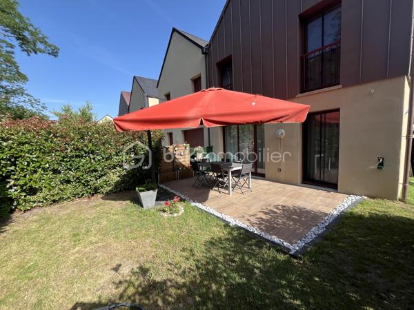 * EXCLUSIVITE BSK IMMOBILIER par Morgan LUDOVIC & Tino BLOUDEAU *

À Montlouis-sur-Loire, profitez d’un emplacement particulièrement recherché permettant un quotidien pratique :
•⁠  ⁠Boulangerie, commerces et zone commerciale à environ 5 min à pied
•⁠  ⁠Écoles, et gare de Montlouis à environ 5 min en voiture
•⁠  ⁠Tours centre à environ 15 min

Nichée au fond d’une impasse, cette charmante maison en copropriété horizontale construite en 2019 offre un cadre de vie moderne, fonctionnel et agréable.

Dès l’entrée, vous découvrez un bel espace de vie lumineux avec salon/séjour et cuisine ouverte aménagée et équipée.
Le véritable coup de cœur du bien réside dans sa parfaite ouverture vers l’extérieur : la terrasse et le jardin deviennent une vraie prolongation naturelle de la pièce de vie, idéale pour profiter pleinement des beaux jours.

Le jardin arboré d’environ 75 m², entièrement clôturé et sans vis-à-vis, permet de profiter pleinement des beaux jours grâce à un extérieur intime et facile à entretenir. Un cabanon complète l’ensemble.

À l’étage :
•⁠  ⁠2 chambres avec rangements
•⁠  ⁠Salle de bain fonctionnelle
•⁠  ⁠Agencement optimisé et confortable

Les + du bien :
•⁠  ⁠Construction récente de 2019
•⁠  ⁠Très faible consommation énergétique
•⁠  ⁠Bonne isolation
•⁠  ⁠Faibles charges de copropriété
•⁠  ⁠1 place de parking privative

Un bien rare sur le secteur, idéal pour un premier achat, un jeune couple ou un investissement serein.

Contactez-nous rapidement pour organiser une visite.