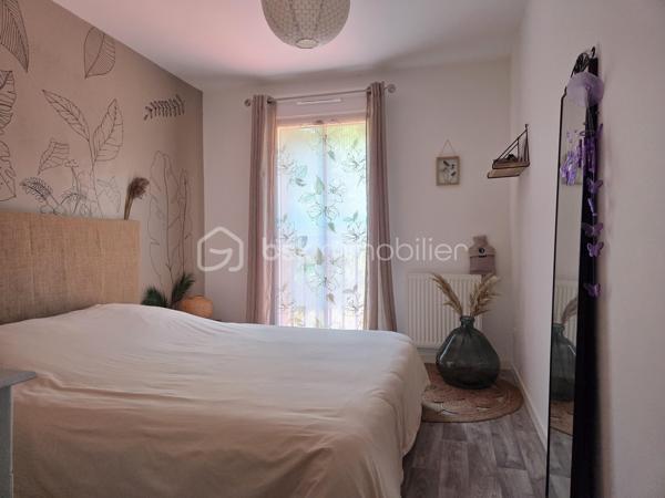 * EXCLUSIVITE BSK IMMOBILIER par Morgan LUDOVIC & Tino BLOUDEAU *

À Montlouis-sur-Loire, profitez d’un emplacement particulièrement recherché permettant un quotidien pratique :
•⁠  ⁠Boulangerie, commerces et zone commerciale à environ 5 min à pied
•⁠  ⁠Écoles, et gare de Montlouis à environ 5 min en voiture
•⁠  ⁠Tours centre à environ 15 min

Nichée au fond d’une impasse, cette charmante maison en copropriété horizontale construite en 2019 offre un cadre de vie moderne, fonctionnel et agréable.

Dès l’entrée, vous découvrez un bel espace de vie lumineux avec salon/séjour et cuisine ouverte aménagée et équipée.
Le véritable coup de cœur du bien réside dans sa parfaite ouverture vers l’extérieur : la terrasse et le jardin deviennent une vraie prolongation naturelle de la pièce de vie, idéale pour profiter pleinement des beaux jours.

Le jardin arboré d’environ 75 m², entièrement clôturé et sans vis-à-vis, permet de profiter pleinement des beaux jours grâce à un extérieur intime et facile à entretenir. Un cabanon complète l’ensemble.

À l’étage :
•⁠  ⁠2 chambres avec rangements
•⁠  ⁠Salle de bain fonctionnelle
•⁠  ⁠Agencement optimisé et confortable

Les + du bien :
•⁠  ⁠Construction récente de 2019
•⁠  ⁠Très faible consommation énergétique
•⁠  ⁠Bonne isolation
•⁠  ⁠Faibles charges de copropriété
•⁠  ⁠1 place de parking privative

Un bien rare sur le secteur, idéal pour un premier achat, un jeune couple ou un investissement serein.

Contactez-nous rapidement pour organiser une visite.