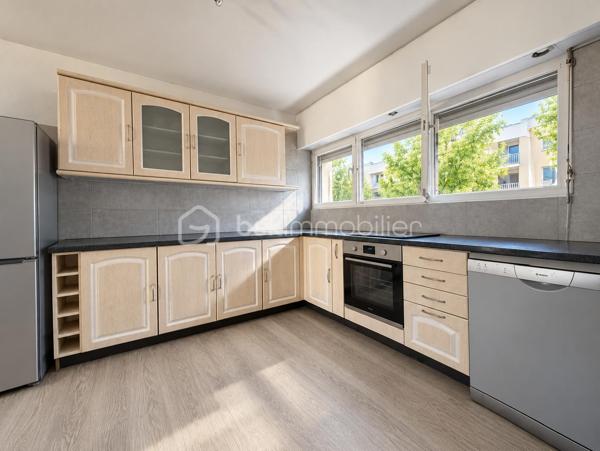 Vous recherchez une maison au calme, proche des commodités et que vous pourrez aménager à votre goût ? Cette maison mitoyenne T4 mérite votre attention !
📍 Nichée au calme d’une impasse, tout en restant à proximité des commerces, elle offre un cadre de vie agréable et pratique au quotidien.
✨ Ses atouts :
🔑 Maison de type T4
🛋️ Un espace de vie convivial
🛏️ 3 chambres
🌿 Un jardinet privatif pour profiter des beaux jours
🚗 Un garage
🤫 Environnement calme, en impasse
🛍️ Commerces à proximité
Des travaux de rafraîchissement sont à prévoir, offrant une belle opportunité de repenser la décoration et de personnaliser la maison selon vos envies.
💡 Un bien fonctionnel avec un beau potentiel, idéal pour un premier achat, une famille ou un projet d’investissement.
📩 Envie d’en savoir plus ou de programmer une visite ? Contactez-moi en message privé ! ou au 0648422825