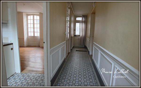 Maison à vendre 9 pièces PITHIVIERS (45), 6 chambres, plain pied, parquet massif, cave, grenier, 2 cours.