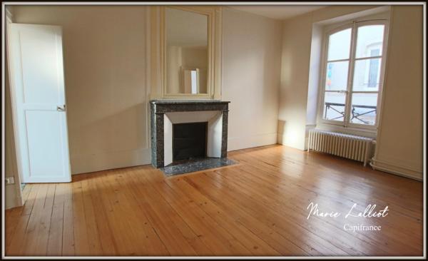 Maison à vendre 9 pièces PITHIVIERS (45), 6 chambres, plain pied, parquet massif, cave, grenier, 2 cours.