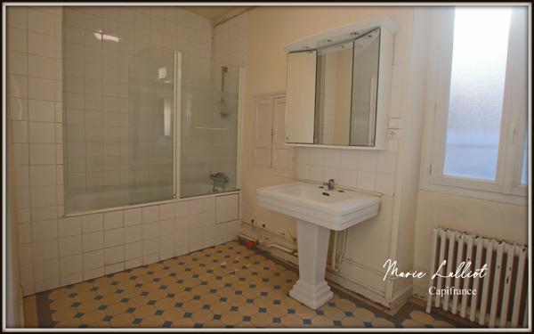 Maison à vendre 9 pièces PITHIVIERS (45), 6 chambres, plain pied, parquet massif, cave, grenier, 2 cours.