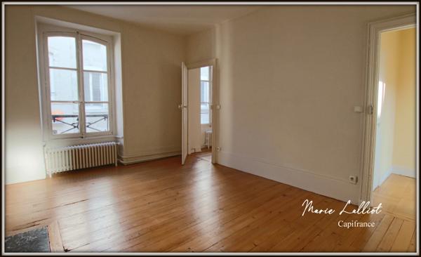 Maison à vendre 9 pièces PITHIVIERS (45), 6 chambres, plain pied, parquet massif, cave, grenier, 2 cours.