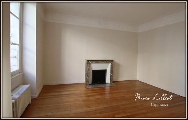 Maison à vendre 9 pièces PITHIVIERS (45), 6 chambres, plain pied, parquet massif, cave, grenier, 2 cours.