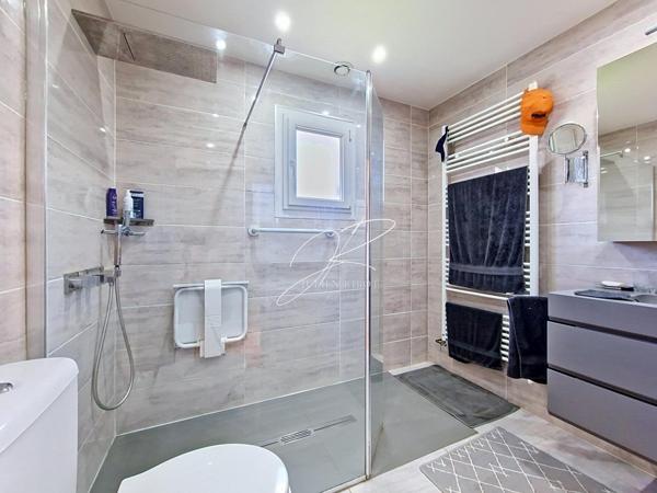 Villa T7 5 chambres 255 m² garage et piscine
