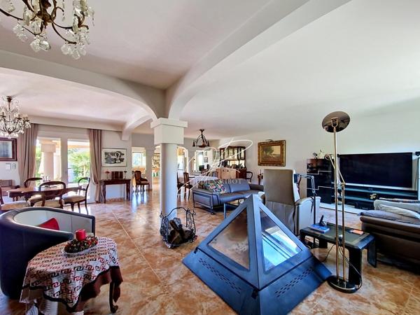 Villa T7 5 chambres 255 m² garage et piscine