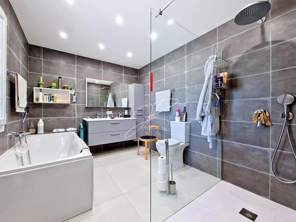 Villa T7 5 chambres 255 m² garage et piscine