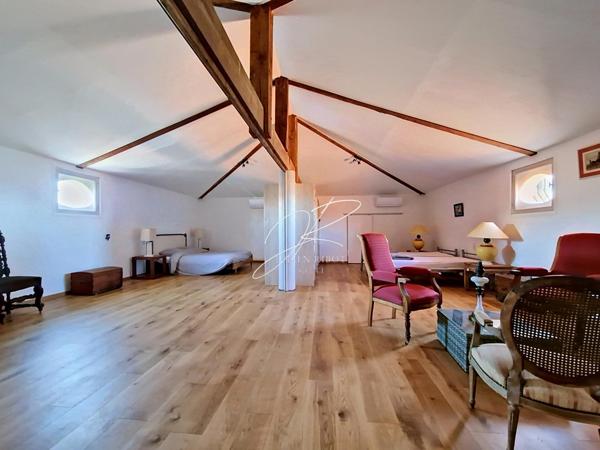 Villa T7 5 chambres 255 m² garage et piscine