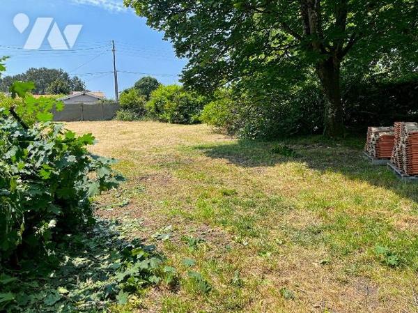 A VENDRE TERRAIN SAINT MEDARD
Terrain constructible avec façade de 16 m au sud
Profondeurs 32...