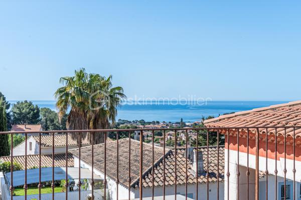 Dans la commune de CARQUEIRANNE, découvrez cette vaste maison de 172 m² offrant un cadre de vie PAISIBLE et AGRÉABLE. 
Nichée dans une zone tranquille, cette demeure est un véritable havre de paix, idéale pour les familles en quête d'espace et de confort, à proximité du CENTRE VILLE.

Avec ses 8 pièces, cette demeure propose un espace généreux pour tous. 

A l'intérieur, au premier étage, puis de  PLAIN PIED,  vous disposez d'un grand hall d'entrée, une  CUISINE ÉQUIPÉE et ouverte sur la SALLE À MANGER , un SALON reposant, ces deux pièces donnant sur de belles terrasses d'ou vous apercevrez la MER. 
Le coin nuit est doté de 3 chambres, une salle d'eau/wc, et un wc indépendant.  

A l'étage vous trouverez 2 GRANDES CHAMBRES  dont une avec DRESSING, une salle d'eau/wc. Un beau SOLARIUM avec VUE MER. C'est le coin idéal pour votre famille ou les amis.

À l'extérieur et de PLAIN-PIEDS, profitez des TERRASSES  pour vos moments de détente, ainsi qu'une PISCINE pour des plaisirs aquatiques en toute intimité. 

AU SOUS SOL :  Un magnifique petit appartement équipé avec une chambre et salle d'eau/wc pour générer un revenu complémentaire ou pour vos amis.
6 places de parking dans la propriété, une CAVE/BUANDERIE pour plus de rangements. 

La Maison  NON MITOYENNE  bénéficie d'une vue dégagée sur la MER et la COLLINE

Proche des commodités essentielles, cette maison est l'équilibre parfait entre tranquillité et vie pratique. Ne manquez pas l'opportunité de faire de cette maison votre nouveau foyer. 

Contactez dès maintenant Isabelle BASSAC au 06 33 64 15 64 ou par mail à i.bassac@bskimmobilier.com
