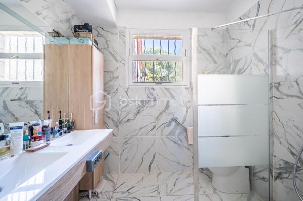 Dans la commune de CARQUEIRANNE, découvrez cette vaste maison de 172 m² offrant un cadre de vie PAISIBLE et AGRÉABLE. 
Nichée dans une zone tranquille, cette demeure est un véritable havre de paix, idéale pour les familles en quête d'espace et de confort, à proximité du CENTRE VILLE.

Avec ses 8 pièces, cette demeure propose un espace généreux pour tous. 

A l'intérieur, au premier étage, puis de  PLAIN PIED,  vous disposez d'un grand hall d'entrée, une  CUISINE ÉQUIPÉE et ouverte sur la SALLE À MANGER , un SALON reposant, ces deux pièces donnant sur de belles terrasses d'ou vous apercevrez la MER. 
Le coin nuit est doté de 3 chambres, une salle d'eau/wc, et un wc indépendant.  

A l'étage vous trouverez 2 GRANDES CHAMBRES  dont une avec DRESSING, une salle d'eau/wc. Un beau SOLARIUM avec VUE MER. C'est le coin idéal pour votre famille ou les amis.

À l'extérieur et de PLAIN-PIEDS, profitez des TERRASSES  pour vos moments de détente, ainsi qu'une PISCINE pour des plaisirs aquatiques en toute intimité. 

AU SOUS SOL :  Un magnifique petit appartement équipé avec une chambre et salle d'eau/wc pour générer un revenu complémentaire ou pour vos amis.
6 places de parking dans la propriété, une CAVE/BUANDERIE pour plus de rangements. 

La Maison  NON MITOYENNE  bénéficie d'une vue dégagée sur la MER et la COLLINE

Proche des commodités essentielles, cette maison est l'équilibre parfait entre tranquillité et vie pratique. Ne manquez pas l'opportunité de faire de cette maison votre nouveau foyer. 

Contactez dès maintenant Isabelle BASSAC au 06 33 64 15 64 ou par mail à i.bassac@bskimmobilier.com