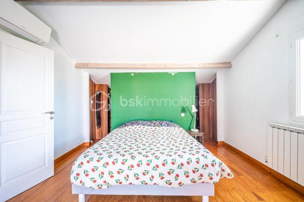 Dans la commune de CARQUEIRANNE, découvrez cette vaste maison de 172 m² offrant un cadre de vie PAISIBLE et AGRÉABLE. 
Nichée dans une zone tranquille, cette demeure est un véritable havre de paix, idéale pour les familles en quête d'espace et de confort, à proximité du CENTRE VILLE.

Avec ses 8 pièces, cette demeure propose un espace généreux pour tous. 

A l'intérieur, au premier étage, puis de  PLAIN PIED,  vous disposez d'un grand hall d'entrée, une  CUISINE ÉQUIPÉE et ouverte sur la SALLE À MANGER , un SALON reposant, ces deux pièces donnant sur de belles terrasses d'ou vous apercevrez la MER. 
Le coin nuit est doté de 3 chambres, une salle d'eau/wc, et un wc indépendant.  

A l'étage vous trouverez 2 GRANDES CHAMBRES  dont une avec DRESSING, une salle d'eau/wc. Un beau SOLARIUM avec VUE MER. C'est le coin idéal pour votre famille ou les amis.

À l'extérieur et de PLAIN-PIEDS, profitez des TERRASSES  pour vos moments de détente, ainsi qu'une PISCINE pour des plaisirs aquatiques en toute intimité. 

AU SOUS SOL :  Un magnifique petit appartement équipé avec une chambre et salle d'eau/wc pour générer un revenu complémentaire ou pour vos amis.
6 places de parking dans la propriété, une CAVE/BUANDERIE pour plus de rangements. 

La Maison  NON MITOYENNE  bénéficie d'une vue dégagée sur la MER et la COLLINE

Proche des commodités essentielles, cette maison est l'équilibre parfait entre tranquillité et vie pratique. Ne manquez pas l'opportunité de faire de cette maison votre nouveau foyer. 

Contactez dès maintenant Isabelle BASSAC au 06 33 64 15 64 ou par mail à i.bassac@bskimmobilier.com