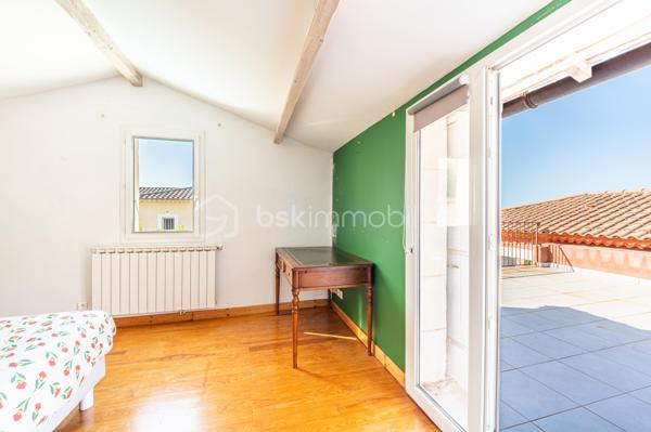 Dans la commune de CARQUEIRANNE, découvrez cette vaste maison de 172 m² offrant un cadre de vie PAISIBLE et AGRÉABLE. 
Nichée dans une zone tranquille, cette demeure est un véritable havre de paix, idéale pour les familles en quête d'espace et de confort, à proximité du CENTRE VILLE.

Avec ses 8 pièces, cette demeure propose un espace généreux pour tous. 

A l'intérieur, au premier étage, puis de  PLAIN PIED,  vous disposez d'un grand hall d'entrée, une  CUISINE ÉQUIPÉE et ouverte sur la SALLE À MANGER , un SALON reposant, ces deux pièces donnant sur de belles terrasses d'ou vous apercevrez la MER. 
Le coin nuit est doté de 3 chambres, une salle d'eau/wc, et un wc indépendant.  

A l'étage vous trouverez 2 GRANDES CHAMBRES  dont une avec DRESSING, une salle d'eau/wc. Un beau SOLARIUM avec VUE MER. C'est le coin idéal pour votre famille ou les amis.

À l'extérieur et de PLAIN-PIEDS, profitez des TERRASSES  pour vos moments de détente, ainsi qu'une PISCINE pour des plaisirs aquatiques en toute intimité. 

AU SOUS SOL :  Un magnifique petit appartement équipé avec une chambre et salle d'eau/wc pour générer un revenu complémentaire ou pour vos amis.
6 places de parking dans la propriété, une CAVE/BUANDERIE pour plus de rangements. 

La Maison  NON MITOYENNE  bénéficie d'une vue dégagée sur la MER et la COLLINE

Proche des commodités essentielles, cette maison est l'équilibre parfait entre tranquillité et vie pratique. Ne manquez pas l'opportunité de faire de cette maison votre nouveau foyer. 

Contactez dès maintenant Isabelle BASSAC au 06 33 64 15 64 ou par mail à i.bassac@bskimmobilier.com
