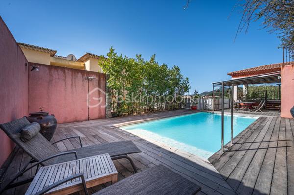 Dans la commune de CARQUEIRANNE, découvrez cette vaste maison de 172 m² offrant un cadre de vie PAISIBLE et AGRÉABLE. 
Nichée dans une zone tranquille, cette demeure est un véritable havre de paix, idéale pour les familles en quête d'espace et de confort, à proximité du CENTRE VILLE.

Avec ses 8 pièces, cette demeure propose un espace généreux pour tous. 

A l'intérieur, au premier étage, puis de  PLAIN PIED,  vous disposez d'un grand hall d'entrée, une  CUISINE ÉQUIPÉE et ouverte sur la SALLE À MANGER , un SALON reposant, ces deux pièces donnant sur de belles terrasses d'ou vous apercevrez la MER. 
Le coin nuit est doté de 3 chambres, une salle d'eau/wc, et un wc indépendant.  

A l'étage vous trouverez 2 GRANDES CHAMBRES  dont une avec DRESSING, une salle d'eau/wc. Un beau SOLARIUM avec VUE MER. C'est le coin idéal pour votre famille ou les amis.

À l'extérieur et de PLAIN-PIEDS, profitez des TERRASSES  pour vos moments de détente, ainsi qu'une PISCINE pour des plaisirs aquatiques en toute intimité. 

AU SOUS SOL :  Un magnifique petit appartement équipé avec une chambre et salle d'eau/wc pour générer un revenu complémentaire ou pour vos amis.
6 places de parking dans la propriété, une CAVE/BUANDERIE pour plus de rangements. 

La Maison  NON MITOYENNE  bénéficie d'une vue dégagée sur la MER et la COLLINE

Proche des commodités essentielles, cette maison est l'équilibre parfait entre tranquillité et vie pratique. Ne manquez pas l'opportunité de faire de cette maison votre nouveau foyer. 

Contactez dès maintenant Isabelle BASSAC au 06 33 64 15 64 ou par mail à i.bassac@bskimmobilier.com
