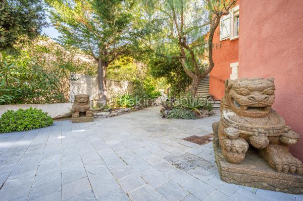 Dans la commune de CARQUEIRANNE, découvrez cette vaste maison de 172 m² offrant un cadre de vie PAISIBLE et AGRÉABLE. 
Nichée dans une zone tranquille, cette demeure est un véritable havre de paix, idéale pour les familles en quête d'espace et de confort, à proximité du CENTRE VILLE.

Avec ses 8 pièces, cette demeure propose un espace généreux pour tous. 

A l'intérieur, au premier étage, puis de  PLAIN PIED,  vous disposez d'un grand hall d'entrée, une  CUISINE ÉQUIPÉE et ouverte sur la SALLE À MANGER , un SALON reposant, ces deux pièces donnant sur de belles terrasses d'ou vous apercevrez la MER. 
Le coin nuit est doté de 3 chambres, une salle d'eau/wc, et un wc indépendant.  

A l'étage vous trouverez 2 GRANDES CHAMBRES  dont une avec DRESSING, une salle d'eau/wc. Un beau SOLARIUM avec VUE MER. C'est le coin idéal pour votre famille ou les amis.

À l'extérieur et de PLAIN-PIEDS, profitez des TERRASSES  pour vos moments de détente, ainsi qu'une PISCINE pour des plaisirs aquatiques en toute intimité. 

AU SOUS SOL :  Un magnifique petit appartement équipé avec une chambre et salle d'eau/wc pour générer un revenu complémentaire ou pour vos amis.
6 places de parking dans la propriété, une CAVE/BUANDERIE pour plus de rangements. 

La Maison  NON MITOYENNE  bénéficie d'une vue dégagée sur la MER et la COLLINE

Proche des commodités essentielles, cette maison est l'équilibre parfait entre tranquillité et vie pratique. Ne manquez pas l'opportunité de faire de cette maison votre nouveau foyer. 

Contactez dès maintenant Isabelle BASSAC au 06 33 64 15 64 ou par mail à i.bassac@bskimmobilier.com