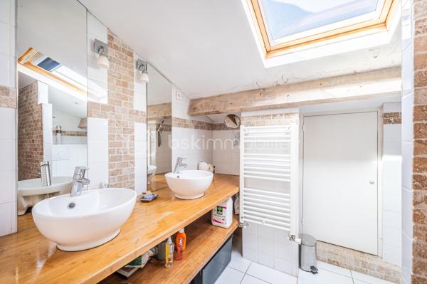 Dans la commune de CARQUEIRANNE, découvrez cette vaste maison de 172 m² offrant un cadre de vie PAISIBLE et AGRÉABLE. 
Nichée dans une zone tranquille, cette demeure est un véritable havre de paix, idéale pour les familles en quête d'espace et de confort, à proximité du CENTRE VILLE.

Avec ses 8 pièces, cette demeure propose un espace généreux pour tous. 

A l'intérieur, au premier étage, puis de  PLAIN PIED,  vous disposez d'un grand hall d'entrée, une  CUISINE ÉQUIPÉE et ouverte sur la SALLE À MANGER , un SALON reposant, ces deux pièces donnant sur de belles terrasses d'ou vous apercevrez la MER. 
Le coin nuit est doté de 3 chambres, une salle d'eau/wc, et un wc indépendant.  

A l'étage vous trouverez 2 GRANDES CHAMBRES  dont une avec DRESSING, une salle d'eau/wc. Un beau SOLARIUM avec VUE MER. C'est le coin idéal pour votre famille ou les amis.

À l'extérieur et de PLAIN-PIEDS, profitez des TERRASSES  pour vos moments de détente, ainsi qu'une PISCINE pour des plaisirs aquatiques en toute intimité. 

AU SOUS SOL :  Un magnifique petit appartement équipé avec une chambre et salle d'eau/wc pour générer un revenu complémentaire ou pour vos amis.
6 places de parking dans la propriété, une CAVE/BUANDERIE pour plus de rangements. 

La Maison  NON MITOYENNE  bénéficie d'une vue dégagée sur la MER et la COLLINE

Proche des commodités essentielles, cette maison est l'équilibre parfait entre tranquillité et vie pratique. Ne manquez pas l'opportunité de faire de cette maison votre nouveau foyer. 

Contactez dès maintenant Isabelle BASSAC au 06 33 64 15 64 ou par mail à i.bassac@bskimmobilier.com