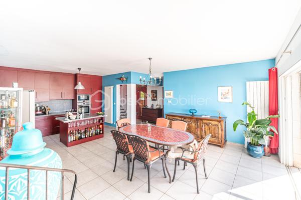 Dans la commune de CARQUEIRANNE, découvrez cette vaste maison de 172 m² offrant un cadre de vie PAISIBLE et AGRÉABLE. 
Nichée dans une zone tranquille, cette demeure est un véritable havre de paix, idéale pour les familles en quête d'espace et de confort, à proximité du CENTRE VILLE.

Avec ses 8 pièces, cette demeure propose un espace généreux pour tous. 

A l'intérieur, au premier étage, puis de  PLAIN PIED,  vous disposez d'un grand hall d'entrée, une  CUISINE ÉQUIPÉE et ouverte sur la SALLE À MANGER , un SALON reposant, ces deux pièces donnant sur de belles terrasses d'ou vous apercevrez la MER. 
Le coin nuit est doté de 3 chambres, une salle d'eau/wc, et un wc indépendant.  

A l'étage vous trouverez 2 GRANDES CHAMBRES  dont une avec DRESSING, une salle d'eau/wc. Un beau SOLARIUM avec VUE MER. C'est le coin idéal pour votre famille ou les amis.

À l'extérieur et de PLAIN-PIEDS, profitez des TERRASSES  pour vos moments de détente, ainsi qu'une PISCINE pour des plaisirs aquatiques en toute intimité. 

AU SOUS SOL :  Un magnifique petit appartement équipé avec une chambre et salle d'eau/wc pour générer un revenu complémentaire ou pour vos amis.
6 places de parking dans la propriété, une CAVE/BUANDERIE pour plus de rangements. 

La Maison  NON MITOYENNE  bénéficie d'une vue dégagée sur la MER et la COLLINE

Proche des commodités essentielles, cette maison est l'équilibre parfait entre tranquillité et vie pratique. Ne manquez pas l'opportunité de faire de cette maison votre nouveau foyer. 

Contactez dès maintenant Isabelle BASSAC au 06 33 64 15 64 ou par mail à i.bassac@bskimmobilier.com