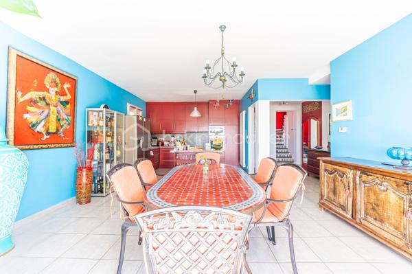 Dans la commune de CARQUEIRANNE, découvrez cette vaste maison de 172 m² offrant un cadre de vie PAISIBLE et AGRÉABLE. 
Nichée dans une zone tranquille, cette demeure est un véritable havre de paix, idéale pour les familles en quête d'espace et de confort, à proximité du CENTRE VILLE.

Avec ses 8 pièces, cette demeure propose un espace généreux pour tous. 

A l'intérieur, au premier étage, puis de  PLAIN PIED,  vous disposez d'un grand hall d'entrée, une  CUISINE ÉQUIPÉE et ouverte sur la SALLE À MANGER , un SALON reposant, ces deux pièces donnant sur de belles terrasses d'ou vous apercevrez la MER. 
Le coin nuit est doté de 3 chambres, une salle d'eau/wc, et un wc indépendant.  

A l'étage vous trouverez 2 GRANDES CHAMBRES  dont une avec DRESSING, une salle d'eau/wc. Un beau SOLARIUM avec VUE MER. C'est le coin idéal pour votre famille ou les amis.

À l'extérieur et de PLAIN-PIEDS, profitez des TERRASSES  pour vos moments de détente, ainsi qu'une PISCINE pour des plaisirs aquatiques en toute intimité. 

AU SOUS SOL :  Un magnifique petit appartement équipé avec une chambre et salle d'eau/wc pour générer un revenu complémentaire ou pour vos amis.
6 places de parking dans la propriété, une CAVE/BUANDERIE pour plus de rangements. 

La Maison  NON MITOYENNE  bénéficie d'une vue dégagée sur la MER et la COLLINE

Proche des commodités essentielles, cette maison est l'équilibre parfait entre tranquillité et vie pratique. Ne manquez pas l'opportunité de faire de cette maison votre nouveau foyer. 

Contactez dès maintenant Isabelle BASSAC au 06 33 64 15 64 ou par mail à i.bassac@bskimmobilier.com