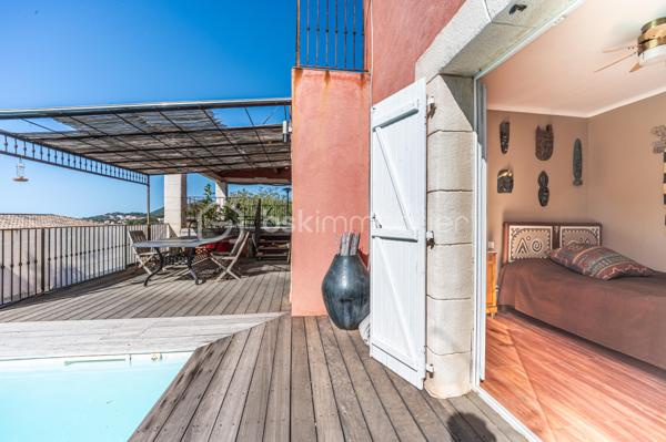 Dans la commune de CARQUEIRANNE, découvrez cette vaste maison de 172 m² offrant un cadre de vie PAISIBLE et AGRÉABLE. 
Nichée dans une zone tranquille, cette demeure est un véritable havre de paix, idéale pour les familles en quête d'espace et de confort, à proximité du CENTRE VILLE.

Avec ses 8 pièces, cette demeure propose un espace généreux pour tous. 

A l'intérieur, au premier étage, puis de  PLAIN PIED,  vous disposez d'un grand hall d'entrée, une  CUISINE ÉQUIPÉE et ouverte sur la SALLE À MANGER , un SALON reposant, ces deux pièces donnant sur de belles terrasses d'ou vous apercevrez la MER. 
Le coin nuit est doté de 3 chambres, une salle d'eau/wc, et un wc indépendant.  

A l'étage vous trouverez 2 GRANDES CHAMBRES  dont une avec DRESSING, une salle d'eau/wc. Un beau SOLARIUM avec VUE MER. C'est le coin idéal pour votre famille ou les amis.

À l'extérieur et de PLAIN-PIEDS, profitez des TERRASSES  pour vos moments de détente, ainsi qu'une PISCINE pour des plaisirs aquatiques en toute intimité. 

AU SOUS SOL :  Un magnifique petit appartement équipé avec une chambre et salle d'eau/wc pour générer un revenu complémentaire ou pour vos amis.
6 places de parking dans la propriété, une CAVE/BUANDERIE pour plus de rangements. 

La Maison  NON MITOYENNE  bénéficie d'une vue dégagée sur la MER et la COLLINE

Proche des commodités essentielles, cette maison est l'équilibre parfait entre tranquillité et vie pratique. Ne manquez pas l'opportunité de faire de cette maison votre nouveau foyer. 

Contactez dès maintenant Isabelle BASSAC au 06 33 64 15 64 ou par mail à i.bassac@bskimmobilier.com