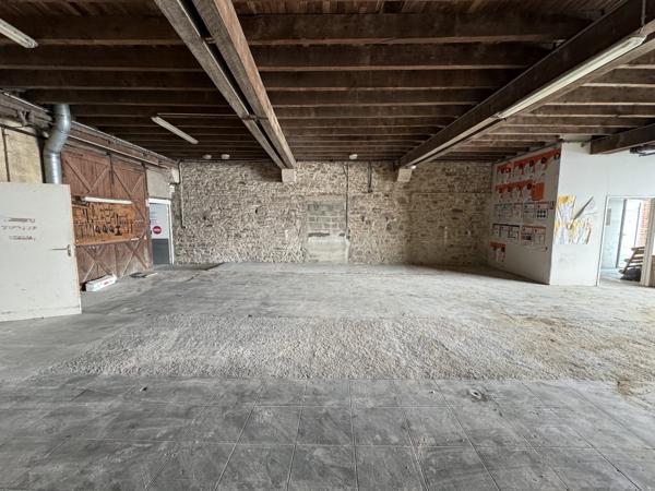 Entrepot / Bureau à Rehabiliter