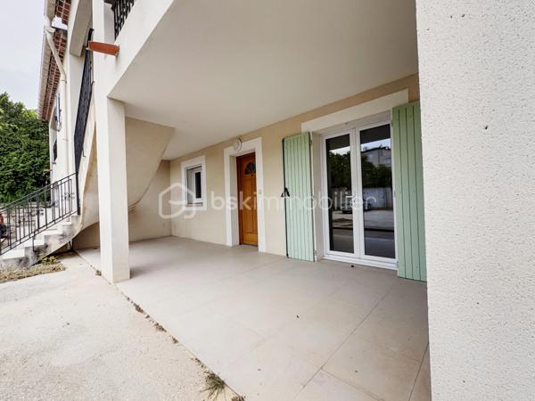 Situé à Carpentras, à proximité immédiate des commerces, écoles et commodités, cet appartement T3 bénéficie d’un emplacement pratique pour une résidence principale comme pour un investissement locatif. À seulement 140 mètres de l’école maternelle, dans une résidence sécurisée avec portail fermé la nuit, ce bien offre un cadre de vie fonctionnel au cœur de Carpentras, avec un accès rapide aux axes principaux et aux services du quotidien.
Rare à Carpentras, cet appartement en rez-de-chaussée dispose de deux terrasses privatives représentant plus de 50 m² d’espaces extérieurs. La grande terrasse de 33,6 m², accessible directement depuis les deux chambres, est équipée d’un point d’eau et d’une prise électrique, idéale pour créer un espace détente ou repas extérieur. Une seconde terrasse de 17,79 m² permet un accès indépendant à l’appartement. Deux places de parking privatives complètent ce bien recherché sur le secteur de Carpentras.
Entièrement rénové, repeint et prêt à habiter, cet appartement à vendre à Carpentras propose une belle pièce de vie lumineuse de près de 28 m² avec salon-séjour et cuisine ouverte neuve équipée d’une plaque à induction. L’espace nuit comprend deux chambres confortables de 11,32 m² et 12,28 m² avec accès direct à la terrasse, un cellier, une salle de bain et un WC séparé. Aucun travaux à prévoir. Un appartement fonctionnel, lumineux et clé en main, avec faibles charges de copropriété, idéal pour un premier achat, une petite famille ou un investissement immobilier à Carpentras.