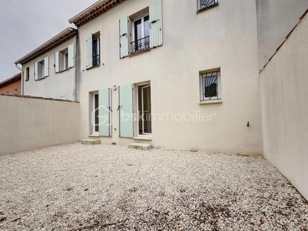 Situé à Carpentras, à proximité immédiate des commerces, écoles et commodités, cet appartement T3 bénéficie d’un emplacement pratique pour une résidence principale comme pour un investissement locatif. À seulement 140 mètres de l’école maternelle, dans une résidence sécurisée avec portail fermé la nuit, ce bien offre un cadre de vie fonctionnel au cœur de Carpentras, avec un accès rapide aux axes principaux et aux services du quotidien.
Rare à Carpentras, cet appartement en rez-de-chaussée dispose de deux terrasses privatives représentant plus de 50 m² d’espaces extérieurs. La grande terrasse de 33,6 m², accessible directement depuis les deux chambres, est équipée d’un point d’eau et d’une prise électrique, idéale pour créer un espace détente ou repas extérieur. Une seconde terrasse de 17,79 m² permet un accès indépendant à l’appartement. Deux places de parking privatives complètent ce bien recherché sur le secteur de Carpentras.
Entièrement rénové, repeint et prêt à habiter, cet appartement à vendre à Carpentras propose une belle pièce de vie lumineuse de près de 28 m² avec salon-séjour et cuisine ouverte neuve équipée d’une plaque à induction. L’espace nuit comprend deux chambres confortables de 11,32 m² et 12,28 m² avec accès direct à la terrasse, un cellier, une salle de bain et un WC séparé. Aucun travaux à prévoir. Un appartement fonctionnel, lumineux et clé en main, avec faibles charges de copropriété, idéal pour un premier achat, une petite famille ou un investissement immobilier à Carpentras.
