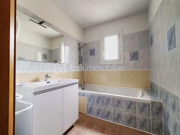 Situé à Carpentras, à proximité immédiate des commerces, écoles et commodités, cet appartement T3 bénéficie d’un emplacement pratique pour une résidence principale comme pour un investissement locatif. À seulement 140 mètres de l’école maternelle, dans une résidence sécurisée avec portail fermé la nuit, ce bien offre un cadre de vie fonctionnel au cœur de Carpentras, avec un accès rapide aux axes principaux et aux services du quotidien.
Rare à Carpentras, cet appartement en rez-de-chaussée dispose de deux terrasses privatives représentant plus de 50 m² d’espaces extérieurs. La grande terrasse de 33,6 m², accessible directement depuis les deux chambres, est équipée d’un point d’eau et d’une prise électrique, idéale pour créer un espace détente ou repas extérieur. Une seconde terrasse de 17,79 m² permet un accès indépendant à l’appartement. Deux places de parking privatives complètent ce bien recherché sur le secteur de Carpentras.
Entièrement rénové, repeint et prêt à habiter, cet appartement à vendre à Carpentras propose une belle pièce de vie lumineuse de près de 28 m² avec salon-séjour et cuisine ouverte neuve équipée d’une plaque à induction. L’espace nuit comprend deux chambres confortables de 11,32 m² et 12,28 m² avec accès direct à la terrasse, un cellier, une salle de bain et un WC séparé. Aucun travaux à prévoir. Un appartement fonctionnel, lumineux et clé en main, avec faibles charges de copropriété, idéal pour un premier achat, une petite famille ou un investissement immobilier à Carpentras.