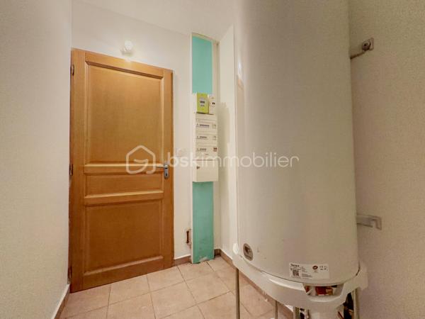Situé à Carpentras, à proximité immédiate des commerces, écoles et commodités, cet appartement T3 bénéficie d’un emplacement pratique pour une résidence principale comme pour un investissement locatif. À seulement 140 mètres de l’école maternelle, dans une résidence sécurisée avec portail fermé la nuit, ce bien offre un cadre de vie fonctionnel au cœur de Carpentras, avec un accès rapide aux axes principaux et aux services du quotidien.
Rare à Carpentras, cet appartement en rez-de-chaussée dispose de deux terrasses privatives représentant plus de 50 m² d’espaces extérieurs. La grande terrasse de 33,6 m², accessible directement depuis les deux chambres, est équipée d’un point d’eau et d’une prise électrique, idéale pour créer un espace détente ou repas extérieur. Une seconde terrasse de 17,79 m² permet un accès indépendant à l’appartement. Deux places de parking privatives complètent ce bien recherché sur le secteur de Carpentras.
Entièrement rénové, repeint et prêt à habiter, cet appartement à vendre à Carpentras propose une belle pièce de vie lumineuse de près de 28 m² avec salon-séjour et cuisine ouverte neuve équipée d’une plaque à induction. L’espace nuit comprend deux chambres confortables de 11,32 m² et 12,28 m² avec accès direct à la terrasse, un cellier, une salle de bain et un WC séparé. Aucun travaux à prévoir. Un appartement fonctionnel, lumineux et clé en main, avec faibles charges de copropriété, idéal pour un premier achat, une petite famille ou un investissement immobilier à Carpentras.