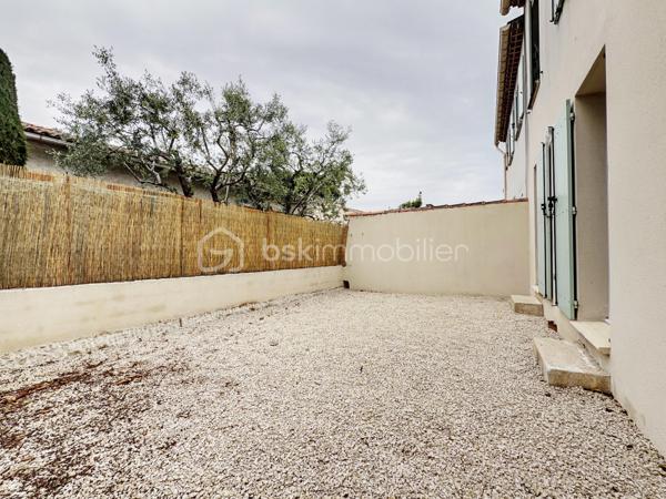 Situé à Carpentras, à proximité immédiate des commerces, écoles et commodités, cet appartement T3 bénéficie d’un emplacement pratique pour une résidence principale comme pour un investissement locatif. À seulement 140 mètres de l’école maternelle, dans une résidence sécurisée avec portail fermé la nuit, ce bien offre un cadre de vie fonctionnel au cœur de Carpentras, avec un accès rapide aux axes principaux et aux services du quotidien.
Rare à Carpentras, cet appartement en rez-de-chaussée dispose de deux terrasses privatives représentant plus de 50 m² d’espaces extérieurs. La grande terrasse de 33,6 m², accessible directement depuis les deux chambres, est équipée d’un point d’eau et d’une prise électrique, idéale pour créer un espace détente ou repas extérieur. Une seconde terrasse de 17,79 m² permet un accès indépendant à l’appartement. Deux places de parking privatives complètent ce bien recherché sur le secteur de Carpentras.
Entièrement rénové, repeint et prêt à habiter, cet appartement à vendre à Carpentras propose une belle pièce de vie lumineuse de près de 28 m² avec salon-séjour et cuisine ouverte neuve équipée d’une plaque à induction. L’espace nuit comprend deux chambres confortables de 11,32 m² et 12,28 m² avec accès direct à la terrasse, un cellier, une salle de bain et un WC séparé. Aucun travaux à prévoir. Un appartement fonctionnel, lumineux et clé en main, avec faibles charges de copropriété, idéal pour un premier achat, une petite famille ou un investissement immobilier à Carpentras.
