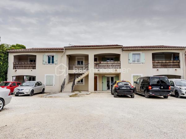 Situé à Carpentras, à proximité immédiate des commerces, écoles et commodités, cet appartement T3 bénéficie d’un emplacement pratique pour une résidence principale comme pour un investissement locatif. À seulement 140 mètres de l’école maternelle, dans une résidence sécurisée avec portail fermé la nuit, ce bien offre un cadre de vie fonctionnel au cœur de Carpentras, avec un accès rapide aux axes principaux et aux services du quotidien.
Rare à Carpentras, cet appartement en rez-de-chaussée dispose de deux terrasses privatives représentant plus de 50 m² d’espaces extérieurs. La grande terrasse de 33,6 m², accessible directement depuis les deux chambres, est équipée d’un point d’eau et d’une prise électrique, idéale pour créer un espace détente ou repas extérieur. Une seconde terrasse de 17,79 m² permet un accès indépendant à l’appartement. Deux places de parking privatives complètent ce bien recherché sur le secteur de Carpentras.
Entièrement rénové, repeint et prêt à habiter, cet appartement à vendre à Carpentras propose une belle pièce de vie lumineuse de près de 28 m² avec salon-séjour et cuisine ouverte neuve équipée d’une plaque à induction. L’espace nuit comprend deux chambres confortables de 11,32 m² et 12,28 m² avec accès direct à la terrasse, un cellier, une salle de bain et un WC séparé. Aucun travaux à prévoir. Un appartement fonctionnel, lumineux et clé en main, avec faibles charges de copropriété, idéal pour un premier achat, une petite famille ou un investissement immobilier à Carpentras.