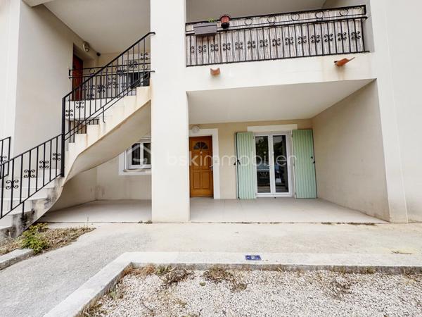 Situé à Carpentras, à proximité immédiate des commerces, écoles et commodités, cet appartement T3 bénéficie d’un emplacement pratique pour une résidence principale comme pour un investissement locatif. À seulement 140 mètres de l’école maternelle, dans une résidence sécurisée avec portail fermé la nuit, ce bien offre un cadre de vie fonctionnel au cœur de Carpentras, avec un accès rapide aux axes principaux et aux services du quotidien.
Rare à Carpentras, cet appartement en rez-de-chaussée dispose de deux terrasses privatives représentant plus de 50 m² d’espaces extérieurs. La grande terrasse de 33,6 m², accessible directement depuis les deux chambres, est équipée d’un point d’eau et d’une prise électrique, idéale pour créer un espace détente ou repas extérieur. Une seconde terrasse de 17,79 m² permet un accès indépendant à l’appartement. Deux places de parking privatives complètent ce bien recherché sur le secteur de Carpentras.
Entièrement rénové, repeint et prêt à habiter, cet appartement à vendre à Carpentras propose une belle pièce de vie lumineuse de près de 28 m² avec salon-séjour et cuisine ouverte neuve équipée d’une plaque à induction. L’espace nuit comprend deux chambres confortables de 11,32 m² et 12,28 m² avec accès direct à la terrasse, un cellier, une salle de bain et un WC séparé. Aucun travaux à prévoir. Un appartement fonctionnel, lumineux et clé en main, avec faibles charges de copropriété, idéal pour un premier achat, une petite famille ou un investissement immobilier à Carpentras.