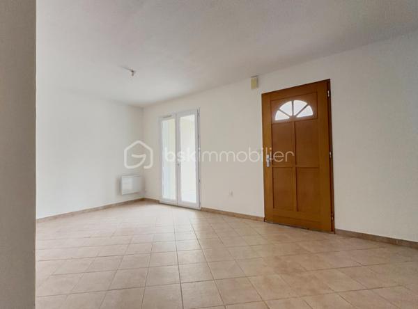 Situé à Carpentras, à proximité immédiate des commerces, écoles et commodités, cet appartement T3 bénéficie d’un emplacement pratique pour une résidence principale comme pour un investissement locatif. À seulement 140 mètres de l’école maternelle, dans une résidence sécurisée avec portail fermé la nuit, ce bien offre un cadre de vie fonctionnel au cœur de Carpentras, avec un accès rapide aux axes principaux et aux services du quotidien.
Rare à Carpentras, cet appartement en rez-de-chaussée dispose de deux terrasses privatives représentant plus de 50 m² d’espaces extérieurs. La grande terrasse de 33,6 m², accessible directement depuis les deux chambres, est équipée d’un point d’eau et d’une prise électrique, idéale pour créer un espace détente ou repas extérieur. Une seconde terrasse de 17,79 m² permet un accès indépendant à l’appartement. Deux places de parking privatives complètent ce bien recherché sur le secteur de Carpentras.
Entièrement rénové, repeint et prêt à habiter, cet appartement à vendre à Carpentras propose une belle pièce de vie lumineuse de près de 28 m² avec salon-séjour et cuisine ouverte neuve équipée d’une plaque à induction. L’espace nuit comprend deux chambres confortables de 11,32 m² et 12,28 m² avec accès direct à la terrasse, un cellier, une salle de bain et un WC séparé. Aucun travaux à prévoir. Un appartement fonctionnel, lumineux et clé en main, avec faibles charges de copropriété, idéal pour un premier achat, une petite famille ou un investissement immobilier à Carpentras.