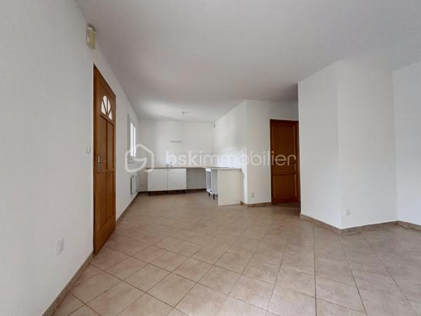 Situé à Carpentras, à proximité immédiate des commerces, écoles et commodités, cet appartement T3 bénéficie d’un emplacement pratique pour une résidence principale comme pour un investissement locatif. À seulement 140 mètres de l’école maternelle, dans une résidence sécurisée avec portail fermé la nuit, ce bien offre un cadre de vie fonctionnel au cœur de Carpentras, avec un accès rapide aux axes principaux et aux services du quotidien.
Rare à Carpentras, cet appartement en rez-de-chaussée dispose de deux terrasses privatives représentant plus de 50 m² d’espaces extérieurs. La grande terrasse de 33,6 m², accessible directement depuis les deux chambres, est équipée d’un point d’eau et d’une prise électrique, idéale pour créer un espace détente ou repas extérieur. Une seconde terrasse de 17,79 m² permet un accès indépendant à l’appartement. Deux places de parking privatives complètent ce bien recherché sur le secteur de Carpentras.
Entièrement rénové, repeint et prêt à habiter, cet appartement à vendre à Carpentras propose une belle pièce de vie lumineuse de près de 28 m² avec salon-séjour et cuisine ouverte neuve équipée d’une plaque à induction. L’espace nuit comprend deux chambres confortables de 11,32 m² et 12,28 m² avec accès direct à la terrasse, un cellier, une salle de bain et un WC séparé. Aucun travaux à prévoir. Un appartement fonctionnel, lumineux et clé en main, avec faibles charges de copropriété, idéal pour un premier achat, une petite famille ou un investissement immobilier à Carpentras.