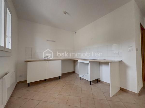 Situé à Carpentras, à proximité immédiate des commerces, écoles et commodités, cet appartement T3 bénéficie d’un emplacement pratique pour une résidence principale comme pour un investissement locatif. À seulement 140 mètres de l’école maternelle, dans une résidence sécurisée avec portail fermé la nuit, ce bien offre un cadre de vie fonctionnel au cœur de Carpentras, avec un accès rapide aux axes principaux et aux services du quotidien.
Rare à Carpentras, cet appartement en rez-de-chaussée dispose de deux terrasses privatives représentant plus de 50 m² d’espaces extérieurs. La grande terrasse de 33,6 m², accessible directement depuis les deux chambres, est équipée d’un point d’eau et d’une prise électrique, idéale pour créer un espace détente ou repas extérieur. Une seconde terrasse de 17,79 m² permet un accès indépendant à l’appartement. Deux places de parking privatives complètent ce bien recherché sur le secteur de Carpentras.
Entièrement rénové, repeint et prêt à habiter, cet appartement à vendre à Carpentras propose une belle pièce de vie lumineuse de près de 28 m² avec salon-séjour et cuisine ouverte neuve équipée d’une plaque à induction. L’espace nuit comprend deux chambres confortables de 11,32 m² et 12,28 m² avec accès direct à la terrasse, un cellier, une salle de bain et un WC séparé. Aucun travaux à prévoir. Un appartement fonctionnel, lumineux et clé en main, avec faibles charges de copropriété, idéal pour un premier achat, une petite famille ou un investissement immobilier à Carpentras.