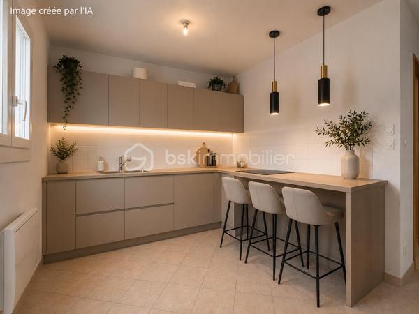 Situé à Carpentras, à proximité immédiate des commerces, écoles et commodités, cet appartement T3 bénéficie d’un emplacement pratique pour une résidence principale comme pour un investissement locatif. À seulement 140 mètres de l’école maternelle, dans une résidence sécurisée avec portail fermé la nuit, ce bien offre un cadre de vie fonctionnel au cœur de Carpentras, avec un accès rapide aux axes principaux et aux services du quotidien.
Rare à Carpentras, cet appartement en rez-de-chaussée dispose de deux terrasses privatives représentant plus de 50 m² d’espaces extérieurs. La grande terrasse de 33,6 m², accessible directement depuis les deux chambres, est équipée d’un point d’eau et d’une prise électrique, idéale pour créer un espace détente ou repas extérieur. Une seconde terrasse de 17,79 m² permet un accès indépendant à l’appartement. Deux places de parking privatives complètent ce bien recherché sur le secteur de Carpentras.
Entièrement rénové, repeint et prêt à habiter, cet appartement à vendre à Carpentras propose une belle pièce de vie lumineuse de près de 28 m² avec salon-séjour et cuisine ouverte neuve équipée d’une plaque à induction. L’espace nuit comprend deux chambres confortables de 11,32 m² et 12,28 m² avec accès direct à la terrasse, un cellier, une salle de bain et un WC séparé. Aucun travaux à prévoir. Un appartement fonctionnel, lumineux et clé en main, avec faibles charges de copropriété, idéal pour un premier achat, une petite famille ou un investissement immobilier à Carpentras.