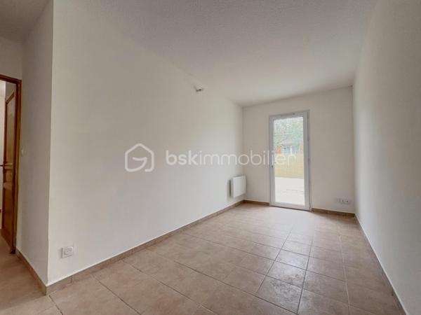 Situé à Carpentras, à proximité immédiate des commerces, écoles et commodités, cet appartement T3 bénéficie d’un emplacement pratique pour une résidence principale comme pour un investissement locatif. À seulement 140 mètres de l’école maternelle, dans une résidence sécurisée avec portail fermé la nuit, ce bien offre un cadre de vie fonctionnel au cœur de Carpentras, avec un accès rapide aux axes principaux et aux services du quotidien.
Rare à Carpentras, cet appartement en rez-de-chaussée dispose de deux terrasses privatives représentant plus de 50 m² d’espaces extérieurs. La grande terrasse de 33,6 m², accessible directement depuis les deux chambres, est équipée d’un point d’eau et d’une prise électrique, idéale pour créer un espace détente ou repas extérieur. Une seconde terrasse de 17,79 m² permet un accès indépendant à l’appartement. Deux places de parking privatives complètent ce bien recherché sur le secteur de Carpentras.
Entièrement rénové, repeint et prêt à habiter, cet appartement à vendre à Carpentras propose une belle pièce de vie lumineuse de près de 28 m² avec salon-séjour et cuisine ouverte neuve équipée d’une plaque à induction. L’espace nuit comprend deux chambres confortables de 11,32 m² et 12,28 m² avec accès direct à la terrasse, un cellier, une salle de bain et un WC séparé. Aucun travaux à prévoir. Un appartement fonctionnel, lumineux et clé en main, avec faibles charges de copropriété, idéal pour un premier achat, une petite famille ou un investissement immobilier à Carpentras.