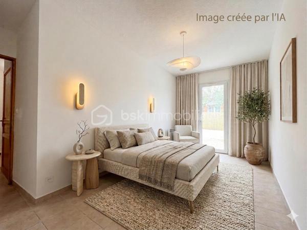Situé à Carpentras, à proximité immédiate des commerces, écoles et commodités, cet appartement T3 bénéficie d’un emplacement pratique pour une résidence principale comme pour un investissement locatif. À seulement 140 mètres de l’école maternelle, dans une résidence sécurisée avec portail fermé la nuit, ce bien offre un cadre de vie fonctionnel au cœur de Carpentras, avec un accès rapide aux axes principaux et aux services du quotidien.
Rare à Carpentras, cet appartement en rez-de-chaussée dispose de deux terrasses privatives représentant plus de 50 m² d’espaces extérieurs. La grande terrasse de 33,6 m², accessible directement depuis les deux chambres, est équipée d’un point d’eau et d’une prise électrique, idéale pour créer un espace détente ou repas extérieur. Une seconde terrasse de 17,79 m² permet un accès indépendant à l’appartement. Deux places de parking privatives complètent ce bien recherché sur le secteur de Carpentras.
Entièrement rénové, repeint et prêt à habiter, cet appartement à vendre à Carpentras propose une belle pièce de vie lumineuse de près de 28 m² avec salon-séjour et cuisine ouverte neuve équipée d’une plaque à induction. L’espace nuit comprend deux chambres confortables de 11,32 m² et 12,28 m² avec accès direct à la terrasse, un cellier, une salle de bain et un WC séparé. Aucun travaux à prévoir. Un appartement fonctionnel, lumineux et clé en main, avec faibles charges de copropriété, idéal pour un premier achat, une petite famille ou un investissement immobilier à Carpentras.