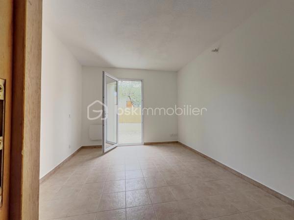 Situé à Carpentras, à proximité immédiate des commerces, écoles et commodités, cet appartement T3 bénéficie d’un emplacement pratique pour une résidence principale comme pour un investissement locatif. À seulement 140 mètres de l’école maternelle, dans une résidence sécurisée avec portail fermé la nuit, ce bien offre un cadre de vie fonctionnel au cœur de Carpentras, avec un accès rapide aux axes principaux et aux services du quotidien.
Rare à Carpentras, cet appartement en rez-de-chaussée dispose de deux terrasses privatives représentant plus de 50 m² d’espaces extérieurs. La grande terrasse de 33,6 m², accessible directement depuis les deux chambres, est équipée d’un point d’eau et d’une prise électrique, idéale pour créer un espace détente ou repas extérieur. Une seconde terrasse de 17,79 m² permet un accès indépendant à l’appartement. Deux places de parking privatives complètent ce bien recherché sur le secteur de Carpentras.
Entièrement rénové, repeint et prêt à habiter, cet appartement à vendre à Carpentras propose une belle pièce de vie lumineuse de près de 28 m² avec salon-séjour et cuisine ouverte neuve équipée d’une plaque à induction. L’espace nuit comprend deux chambres confortables de 11,32 m² et 12,28 m² avec accès direct à la terrasse, un cellier, une salle de bain et un WC séparé. Aucun travaux à prévoir. Un appartement fonctionnel, lumineux et clé en main, avec faibles charges de copropriété, idéal pour un premier achat, une petite famille ou un investissement immobilier à Carpentras.