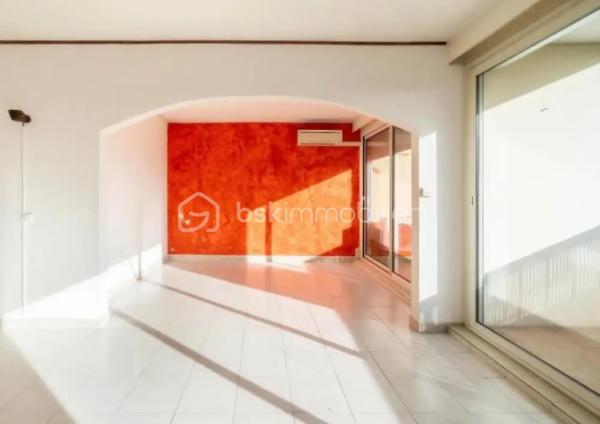 Exclusivité !
Appartement T4 lumineux de 81 m² – Lapalud en projection !

Idéalement situé à Lapalud, découvrez cette appartement de 81 m², situé au 2ᵉ étage sans ascenseur d'une résidence entretenue.

Offrant de beaux volumes, une excellente luminosité et aucun vis-à-vis, ce bien séduira aussi bien une famille qu'un investisseur.

Dès l'entrée, vous découvrirez une vaste pièce de vie de 35 m², baignée de lumière naturelle grâce à ses grandes baies vitrée ouvertures. 

Cet espace convivial est prolongé par une cuisine entièrement équipée, incluse dans la vente (hors électroménager et mobilier).

L'espace nuit se compose de 3 chambres confortables, parfaitement adaptées à une vie de famille, ainsi qu'une salle d'eau fonctionnelle et des espaces de rangement.

Classé C au Diagnostic de Performance Énergétique, cet appartement offre un bon niveau de confort thermique et une consommation énergétique maîtrisée.

Les atouts :

Appartement de 81 m².
Grande pièce de vie de 35 m².
3 chambres.
Cuisine équipée incluse.
Très lumineux.
Aucun vis-à-vis direct.
DPE : Classe C.
Idéal résidence principale ou investissement locatif.

Prix de vente : 109 000 € (honoraires à la charge du vendeur).

Copropriété : 
225 lots.

Aucune procédure en cours.
Charges prévisionnelles annuelles : 3 000 €.

Diagnostic réalisé le 05/02/2026.

Montant estimé des dépenses annuelles d'énergie pour un usage standard : entre 1 180 € et 1 650 € par an, indexé sur les années 2021, 2022 et 2023 (abonnements compris).

Une belle opportunité à saisir pour devenir propriétaire d'un appartement spacieux, lumineux et parfaitement situé.

 Contactez-moi dès aujourd'hui afin d'organiser une visite.

Rémy Gabriele 
Conseiller en immobilier EI
BSKIMMOBILIER
r.gabriele@bskimmobilier.com
+33615020929
RSAC : 851478206