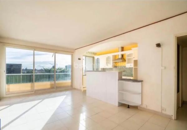Exclusivité !
Appartement T4 lumineux de 81 m² – Lapalud en projection !

Idéalement situé à Lapalud, découvrez cette appartement de 81 m², situé au 2ᵉ étage sans ascenseur d'une résidence entretenue.

Offrant de beaux volumes, une excellente luminosité et aucun vis-à-vis, ce bien séduira aussi bien une famille qu'un investisseur.

Dès l'entrée, vous découvrirez une vaste pièce de vie de 35 m², baignée de lumière naturelle grâce à ses grandes baies vitrée ouvertures. 

Cet espace convivial est prolongé par une cuisine entièrement équipée, incluse dans la vente (hors électroménager et mobilier).

L'espace nuit se compose de 3 chambres confortables, parfaitement adaptées à une vie de famille, ainsi qu'une salle d'eau fonctionnelle et des espaces de rangement.

Classé C au Diagnostic de Performance Énergétique, cet appartement offre un bon niveau de confort thermique et une consommation énergétique maîtrisée.

Les atouts :

Appartement de 81 m².
Grande pièce de vie de 35 m².
3 chambres.
Cuisine équipée incluse.
Très lumineux.
Aucun vis-à-vis direct.
DPE : Classe C.
Idéal résidence principale ou investissement locatif.

Prix de vente : 109 000 € (honoraires à la charge du vendeur).

Copropriété : 
225 lots.

Aucune procédure en cours.
Charges prévisionnelles annuelles : 3 000 €.

Diagnostic réalisé le 05/02/2026.

Montant estimé des dépenses annuelles d'énergie pour un usage standard : entre 1 180 € et 1 650 € par an, indexé sur les années 2021, 2022 et 2023 (abonnements compris).

Une belle opportunité à saisir pour devenir propriétaire d'un appartement spacieux, lumineux et parfaitement situé.

 Contactez-moi dès aujourd'hui afin d'organiser une visite.

Rémy Gabriele 
Conseiller en immobilier EI
BSKIMMOBILIER
r.gabriele@bskimmobilier.com
+33615020929
RSAC : 851478206