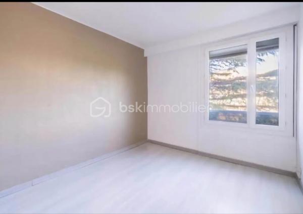 Exclusivité !
Appartement T4 lumineux de 81 m² – Lapalud en projection !

Idéalement situé à Lapalud, découvrez cette appartement de 81 m², situé au 2ᵉ étage sans ascenseur d'une résidence entretenue.

Offrant de beaux volumes, une excellente luminosité et aucun vis-à-vis, ce bien séduira aussi bien une famille qu'un investisseur.

Dès l'entrée, vous découvrirez une vaste pièce de vie de 35 m², baignée de lumière naturelle grâce à ses grandes baies vitrée ouvertures. 

Cet espace convivial est prolongé par une cuisine entièrement équipée, incluse dans la vente (hors électroménager et mobilier).

L'espace nuit se compose de 3 chambres confortables, parfaitement adaptées à une vie de famille, ainsi qu'une salle d'eau fonctionnelle et des espaces de rangement.

Classé C au Diagnostic de Performance Énergétique, cet appartement offre un bon niveau de confort thermique et une consommation énergétique maîtrisée.

Les atouts :

Appartement de 81 m².
Grande pièce de vie de 35 m².
3 chambres.
Cuisine équipée incluse.
Très lumineux.
Aucun vis-à-vis direct.
DPE : Classe C.
Idéal résidence principale ou investissement locatif.

Prix de vente : 109 000 € (honoraires à la charge du vendeur).

Copropriété : 
225 lots.

Aucune procédure en cours.
Charges prévisionnelles annuelles : 3 000 €.

Diagnostic réalisé le 05/02/2026.

Montant estimé des dépenses annuelles d'énergie pour un usage standard : entre 1 180 € et 1 650 € par an, indexé sur les années 2021, 2022 et 2023 (abonnements compris).

Une belle opportunité à saisir pour devenir propriétaire d'un appartement spacieux, lumineux et parfaitement situé.

 Contactez-moi dès aujourd'hui afin d'organiser une visite.

Rémy Gabriele 
Conseiller en immobilier EI
BSKIMMOBILIER
r.gabriele@bskimmobilier.com
+33615020929
RSAC : 851478206