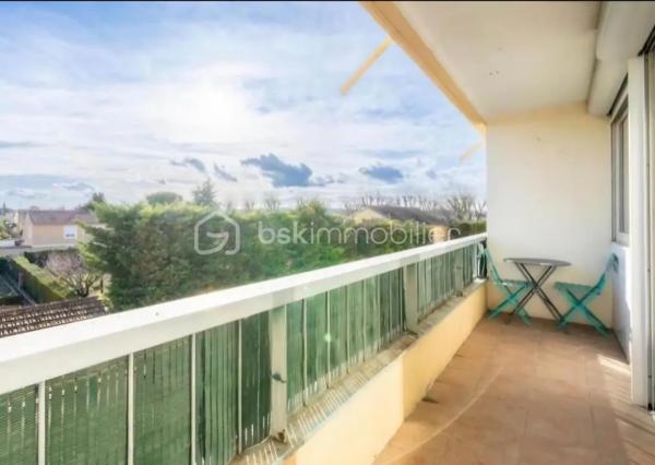 Exclusivité !
Appartement T4 lumineux de 81 m² – Lapalud en projection !

Idéalement situé à Lapalud, découvrez cette appartement de 81 m², situé au 2ᵉ étage sans ascenseur d'une résidence entretenue.

Offrant de beaux volumes, une excellente luminosité et aucun vis-à-vis, ce bien séduira aussi bien une famille qu'un investisseur.

Dès l'entrée, vous découvrirez une vaste pièce de vie de 35 m², baignée de lumière naturelle grâce à ses grandes baies vitrée ouvertures. 

Cet espace convivial est prolongé par une cuisine entièrement équipée, incluse dans la vente (hors électroménager et mobilier).

L'espace nuit se compose de 3 chambres confortables, parfaitement adaptées à une vie de famille, ainsi qu'une salle d'eau fonctionnelle et des espaces de rangement.

Classé C au Diagnostic de Performance Énergétique, cet appartement offre un bon niveau de confort thermique et une consommation énergétique maîtrisée.

Les atouts :

Appartement de 81 m².
Grande pièce de vie de 35 m².
3 chambres.
Cuisine équipée incluse.
Très lumineux.
Aucun vis-à-vis direct.
DPE : Classe C.
Idéal résidence principale ou investissement locatif.

Prix de vente : 109 000 € (honoraires à la charge du vendeur).

Copropriété : 
225 lots.

Aucune procédure en cours.
Charges prévisionnelles annuelles : 3 000 €.

Diagnostic réalisé le 05/02/2026.

Montant estimé des dépenses annuelles d'énergie pour un usage standard : entre 1 180 € et 1 650 € par an, indexé sur les années 2021, 2022 et 2023 (abonnements compris).

Une belle opportunité à saisir pour devenir propriétaire d'un appartement spacieux, lumineux et parfaitement situé.

 Contactez-moi dès aujourd'hui afin d'organiser une visite.

Rémy Gabriele 
Conseiller en immobilier EI
BSKIMMOBILIER
r.gabriele@bskimmobilier.com
+33615020929
RSAC : 851478206