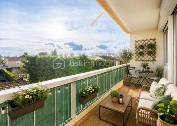 Exclusivité !
Appartement T4 lumineux de 81 m² – Lapalud en projection !

Idéalement situé à Lapalud, découvrez cette appartement de 81 m², situé au 2ᵉ étage sans ascenseur d'une résidence entretenue.

Offrant de beaux volumes, une excellente luminosité et aucun vis-à-vis, ce bien séduira aussi bien une famille qu'un investisseur.

Dès l'entrée, vous découvrirez une vaste pièce de vie de 35 m², baignée de lumière naturelle grâce à ses grandes baies vitrée ouvertures. 

Cet espace convivial est prolongé par une cuisine entièrement équipée, incluse dans la vente (hors électroménager et mobilier).

L'espace nuit se compose de 3 chambres confortables, parfaitement adaptées à une vie de famille, ainsi qu'une salle d'eau fonctionnelle et des espaces de rangement.

Classé C au Diagnostic de Performance Énergétique, cet appartement offre un bon niveau de confort thermique et une consommation énergétique maîtrisée.

Les atouts :

Appartement de 81 m².
Grande pièce de vie de 35 m².
3 chambres.
Cuisine équipée incluse.
Très lumineux.
Aucun vis-à-vis direct.
DPE : Classe C.
Idéal résidence principale ou investissement locatif.

Prix de vente : 109 000 € (honoraires à la charge du vendeur).

Copropriété : 
225 lots.

Aucune procédure en cours.
Charges prévisionnelles annuelles : 3 000 €.

Diagnostic réalisé le 05/02/2026.

Montant estimé des dépenses annuelles d'énergie pour un usage standard : entre 1 180 € et 1 650 € par an, indexé sur les années 2021, 2022 et 2023 (abonnements compris).

Une belle opportunité à saisir pour devenir propriétaire d'un appartement spacieux, lumineux et parfaitement situé.

 Contactez-moi dès aujourd'hui afin d'organiser une visite.

Rémy Gabriele 
Conseiller en immobilier EI
BSKIMMOBILIER
r.gabriele@bskimmobilier.com
+33615020929
RSAC : 851478206